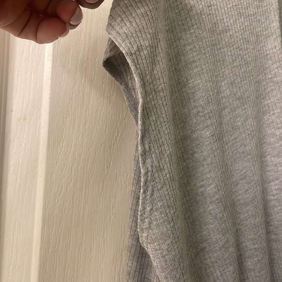 Ecote light gray shortsleeved v-neck poly blend ribbed ROMPER size large - Picture 4 of 10